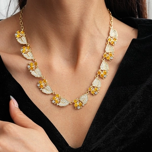 Dubbellaagse gouden ketting met zirkonia bladeren en imitatieparels voor dames