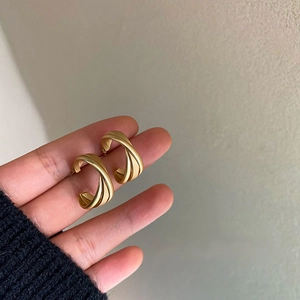 Minimalistische gedrehte goldene geometrische Ohrringe mit mattem Metallfinish für Damen