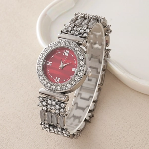 Montre argentée élégante avec cadran rouge, chiffres romains et bracelet en strass