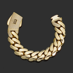 Vista dettagliata del bracciale a catena cubana in oro 14K con chiusura tempestata di diamanti