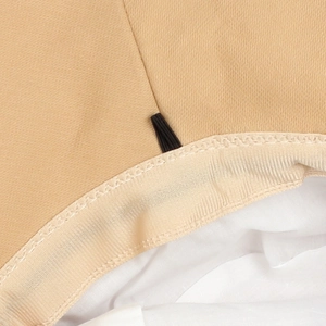 Détail macro du chapeau pare-soleil beige avec coutures renforcées et cordon élastique