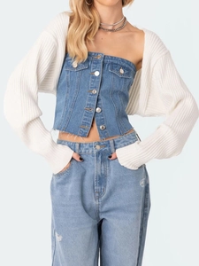 Détail du haussement d'épaules en tricot blanc avec un corset en jean bleu