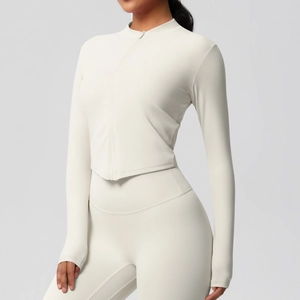 Détail du tissu respirant et de la fermeture éclair sur la veste de yoga ajustée pour femme