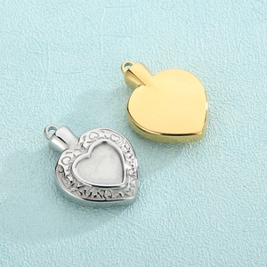 Pendentifs cœur en or poli et argent vintage sur un fond bleu avec texture légère