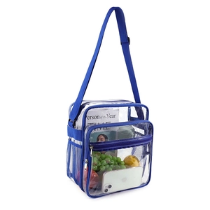 Vue détaillée de la sacoche en PVC transparent avec bordure bleue et bandoulière