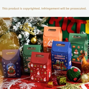 Detailansicht bunter Weihnachts-Geschenkpapierschachteln, festliche Süßigkeiten-Verpackungsszene.