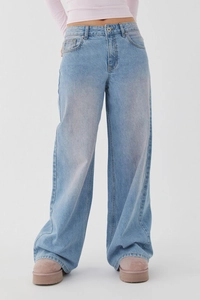 Vue de face d'un jean taille haute à jambe large bleu clair avec délavage vintage