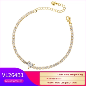Détail du bracelet tennis en laiton doré avec zircons en cœur et chaîne d'extension