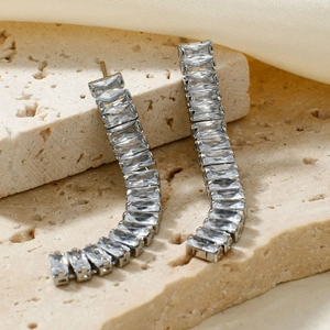 Boucles d'oreilles pampilles en argent avec cristaux rectangulaires et design courbe