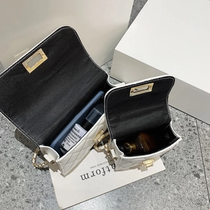 Borsa a tracolla bianca trapuntata con motivo a rombi e catena dorata