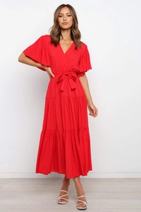 Vestido largo rojo con cuello en V, mangas cortas con volantes y lazo en cintura