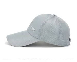 Detail der hellgrauen Mesh-Baseballkappe mit SPORT-Stickerei und langem Schirm
