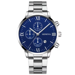 Détail macro d'une montre en acier pour hommes avec cadran bleu et chiffres romains