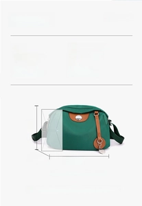 Dettaglio dimensioni borsa in nylon con confronto scala telefono e misure specifiche