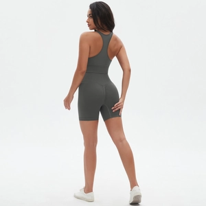 Dettaglio del set da yoga senza cuciture con top vogatore e pantaloncini modellanti