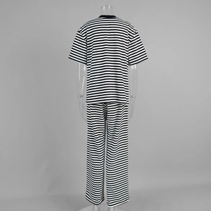 Vista posteriore di un set casual a due pezzi a righe bianche e nere con maglia e pantaloni