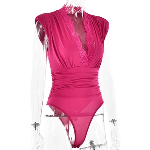 Dettaglio del body rosa con scollo a V con pizzo delicato e design a vita stretta