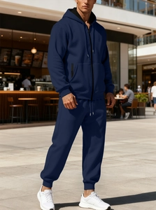 Completo sportivo da uomo con cappuccio e zip in pile blu scuro indossato da un modello