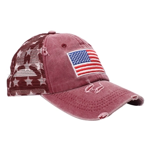 Detailaufnahme der Vintage Baseballkappe in Dunkelrot mit USA-Flagge und Abnutzungen