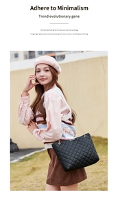 Détail d'un sac bandoulière noir matelassé avec chaîne dorée sur un mannequin