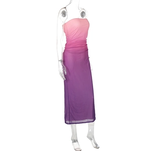Détail d'une robe tube ajustée avec dégradé rose-violet et fronces latérales en tulle