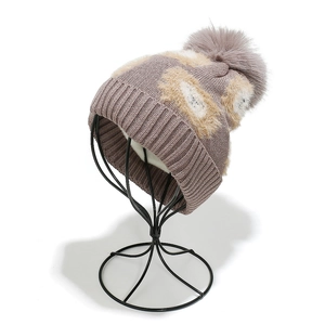 Texture de maille détaillée et pompon en fausse fourrure sur ce bonnet d'hiver rose