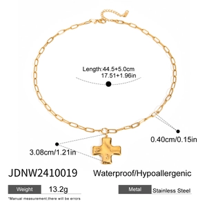Collier croix en acier inoxydable doré avec mesures et détails du matériau étanche