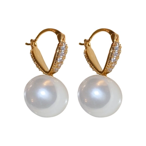 Élégantes boucles d'oreilles perles plaquées or avec fermoir cœur serti de diamants