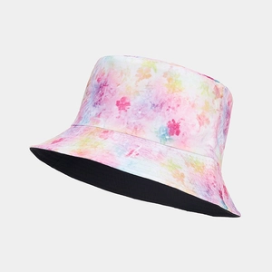 Vue détaillée du chapeau bob réversible avec motif floral tie-dye aux couleurs aquarelle