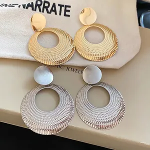 Boucles d'oreilles créoles évidées minimalistes dorées et argentées à texture radiale rainurée