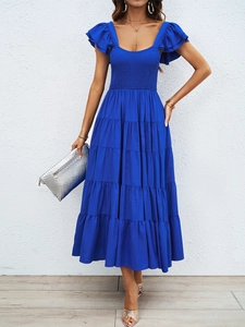 Détail du bustier smocké bleu roi et des manches à volants d'une robe bohème