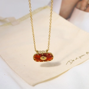 Collier pendentif ovale en cornaline plaqué or 18 carats avec motif soleil doré