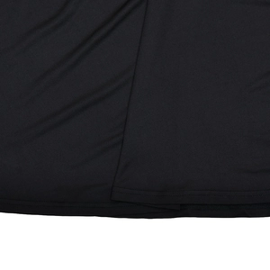 Vue détaillée montrant la couture à double aiguille sur l'ourlet d'une robe noire