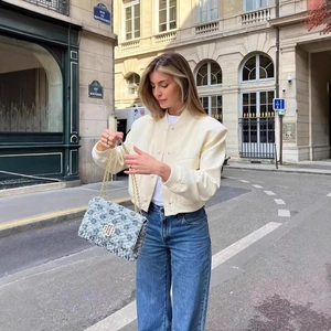 Giacca da donna con collo a listino e borsa a tracolla in tweed grigio-blu