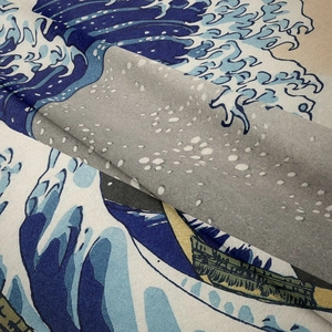 Gros plan détaillé montrant la texture du tissu et l'imprimé d'art de la vague de Kanagawa