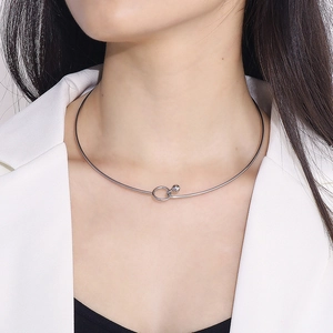 Girocollo minimalista in acciaio inossidabile argento con chiusura sferica su modella donna