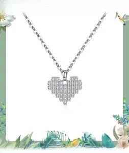 Vue détaillée du pendentif cœur pixelisé avec pavé scintillant de zircones cubes