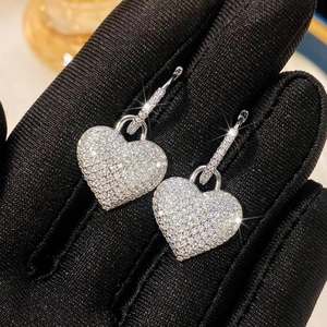 Exquisite silberne Herz-Ohrringe mit vollem Kristallbesatz für Damen und Bräute