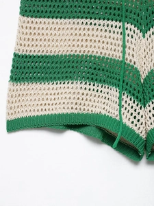 Detail der grün-weiß gestreiften Häkel-Strickshorts mit offenem Mesh-Gewebe-Muster
