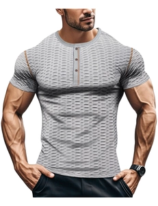 Dettaglio maglietta Henley grigia con classica chiusura a tre bottoni e cuciture arancioni