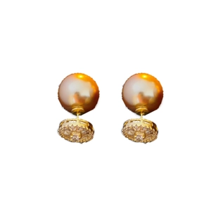 Élégantes boucles d'oreilles perles plaquées or avec fleurs en zircon sur fond blanc