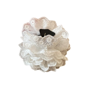 Pince à cheveux élégante en dentelle blanche et rose acrylique pour femme avec broderie florale