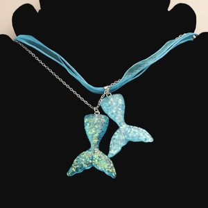 Détail du pendentif queue de sirène en résine bleue avec chaîne argentée et ruban