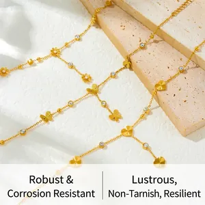 Détails de pendentifs papillon et cœur plaqués or avec des cristaux étincelants