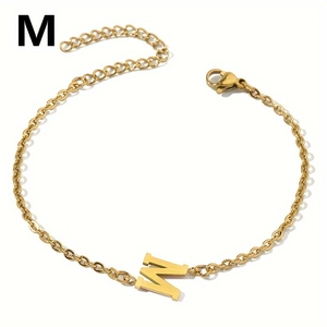 Detailansicht eines goldfarbenen 18K Armbands mit Buchstaben M Anhänger und Karabiner