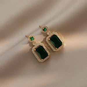 Goldene Ohrstecker mit rechteckigem grünem Edelstein und Zirkonia-Pavé-Einfassung