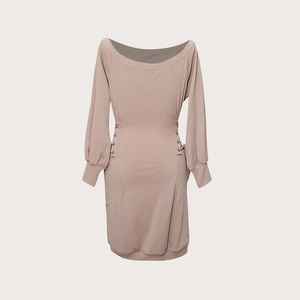 Detail van geribbelde gebreide textuur op de mauve off-shoulder jurk met lange mouwen