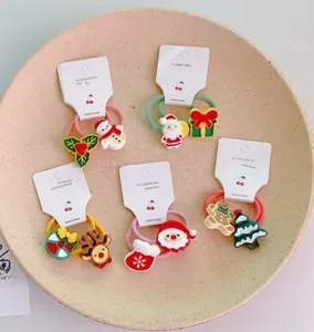 Détail d'élastiques de Noël en résine avec motifs Père Noël, renne et bonhomme de neige