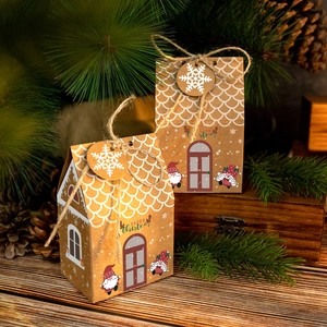 Caja de regalo de Navidad con forma de casa de papel kraft y etiquetas de copos de nieve