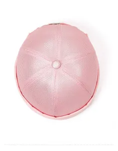 Vue de dessus du bonnet dock rose avec texture en maille respirante et bouton supérieur
